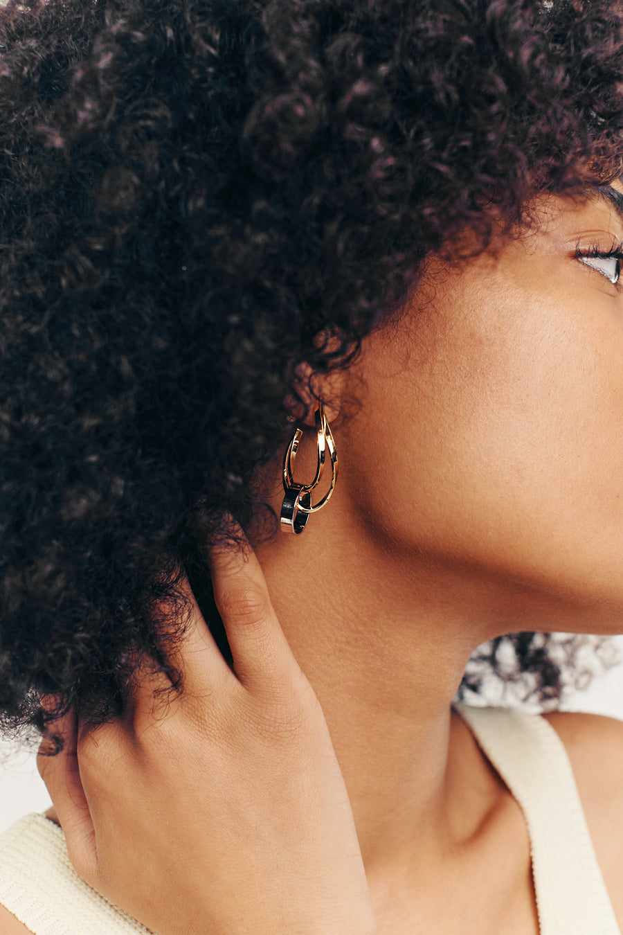 SOLCH HARMONY EARRINGS Double-toned asymmetrical hoops earrings in 18K gold vermeil